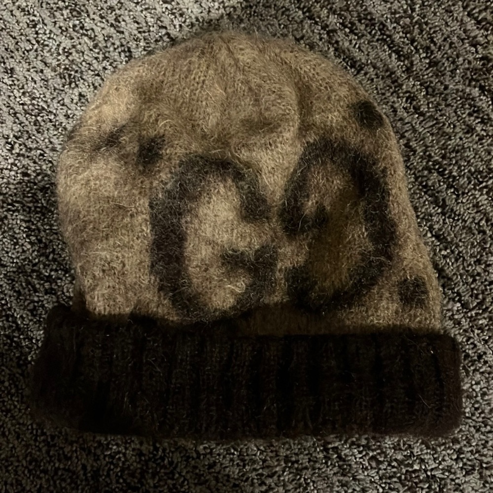 100% authentic Fur Gucci hat (rare)